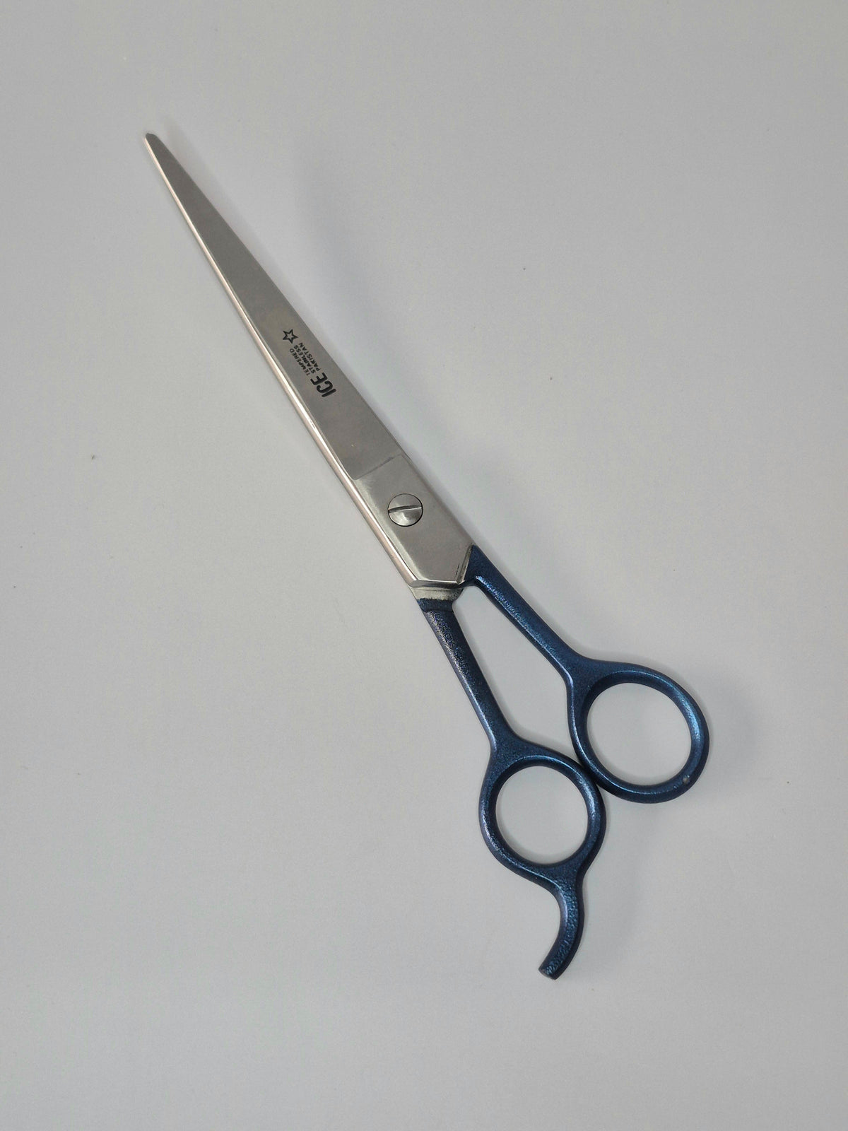 grooming shear 8.5 in curved, blue handle Tamsco Precision Tools
